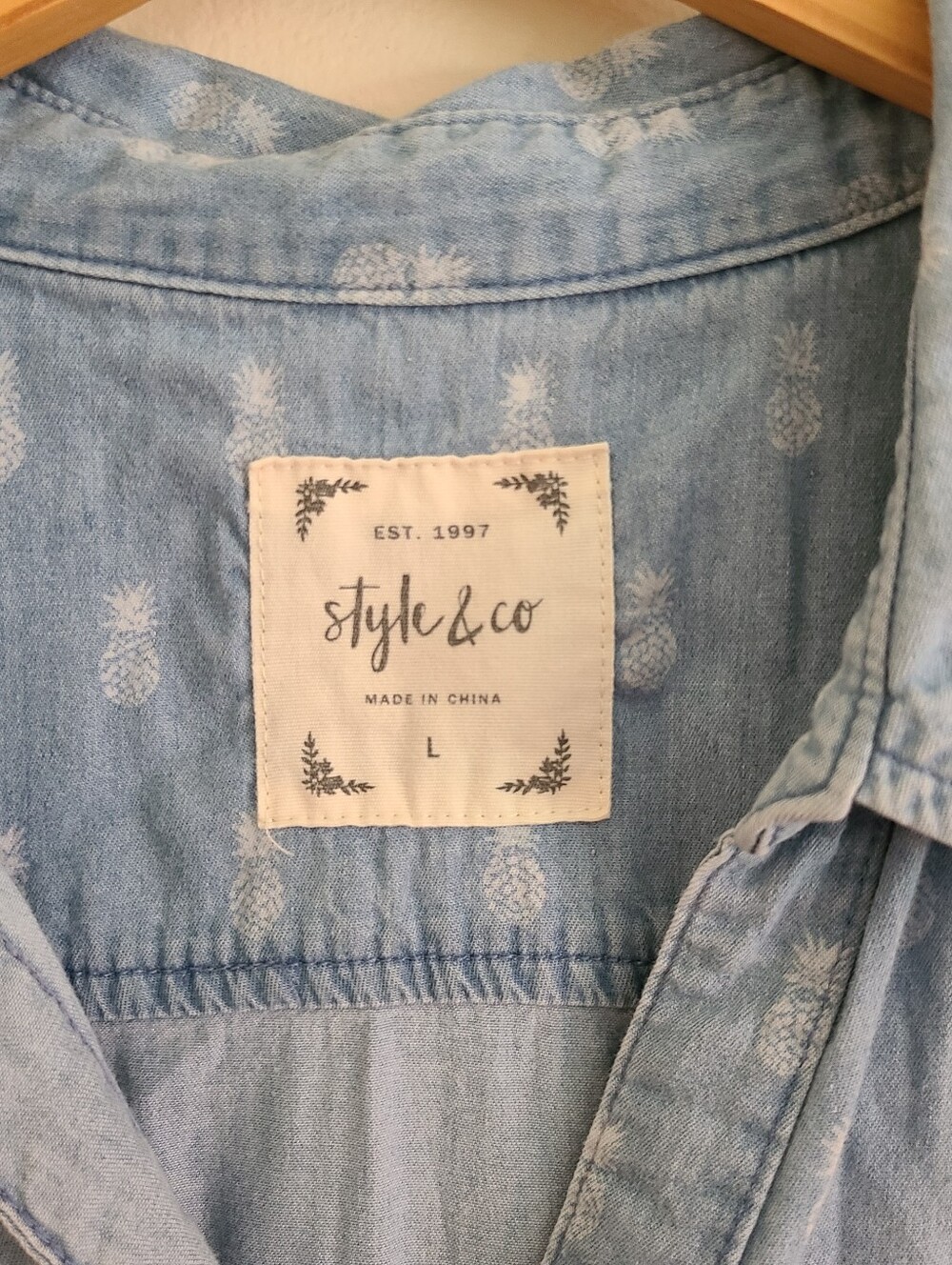 Style & Co Sleeveless Button Down Collared Light Denim Fabric Top Sz L - Picture 3 of 7